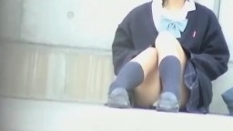 超美日本短髮學生妹大膽坐姿，露出超大片純白內褲毫不害羞，但你看到難道不害羞嗎? 不會勃起嗎?