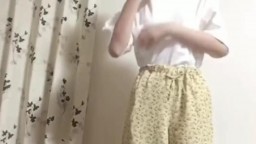 日本高中妹脫衣站著尿尿