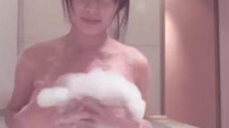 大奶平頭美女在浴缸泡澡