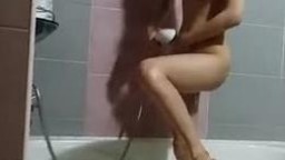 韓妹在浴缸洗澡被男友偷拍